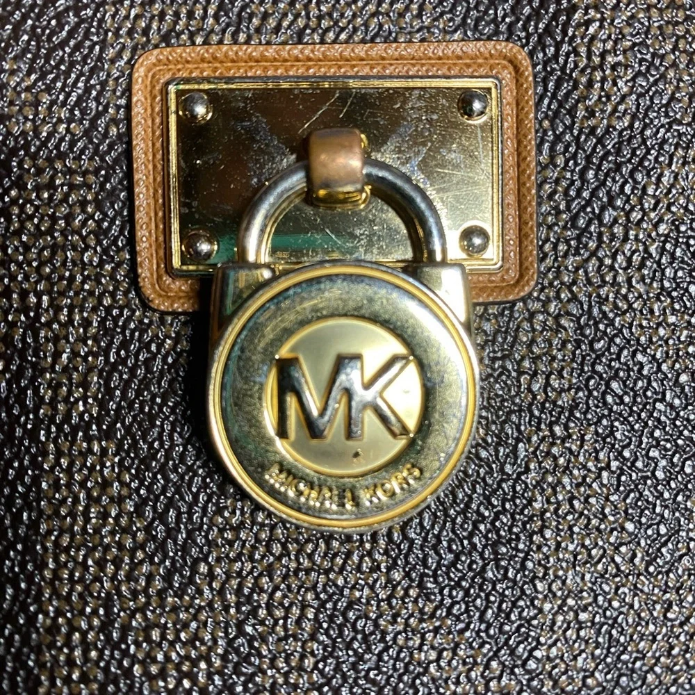 EUC Michael Kors Large Logo Continental Zip Wallet W/Locket - Picture 3 of 5